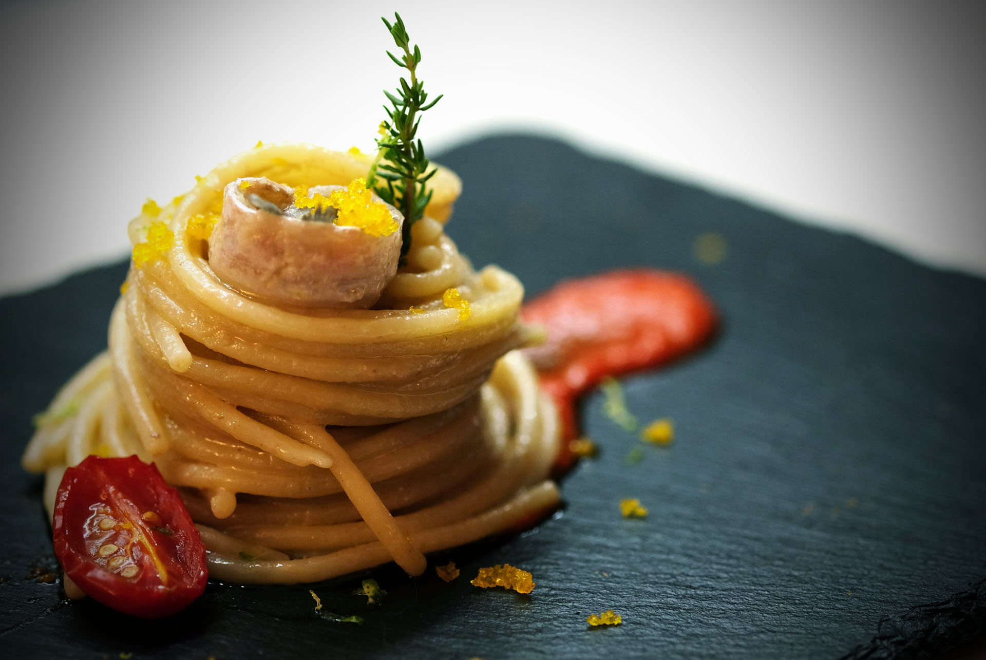 Spaghettone Mantecato Al Burro E Alici Su Estratto Di Pomodorino Confit Mangiare Da Dio Magazine Stefania Buscaglia