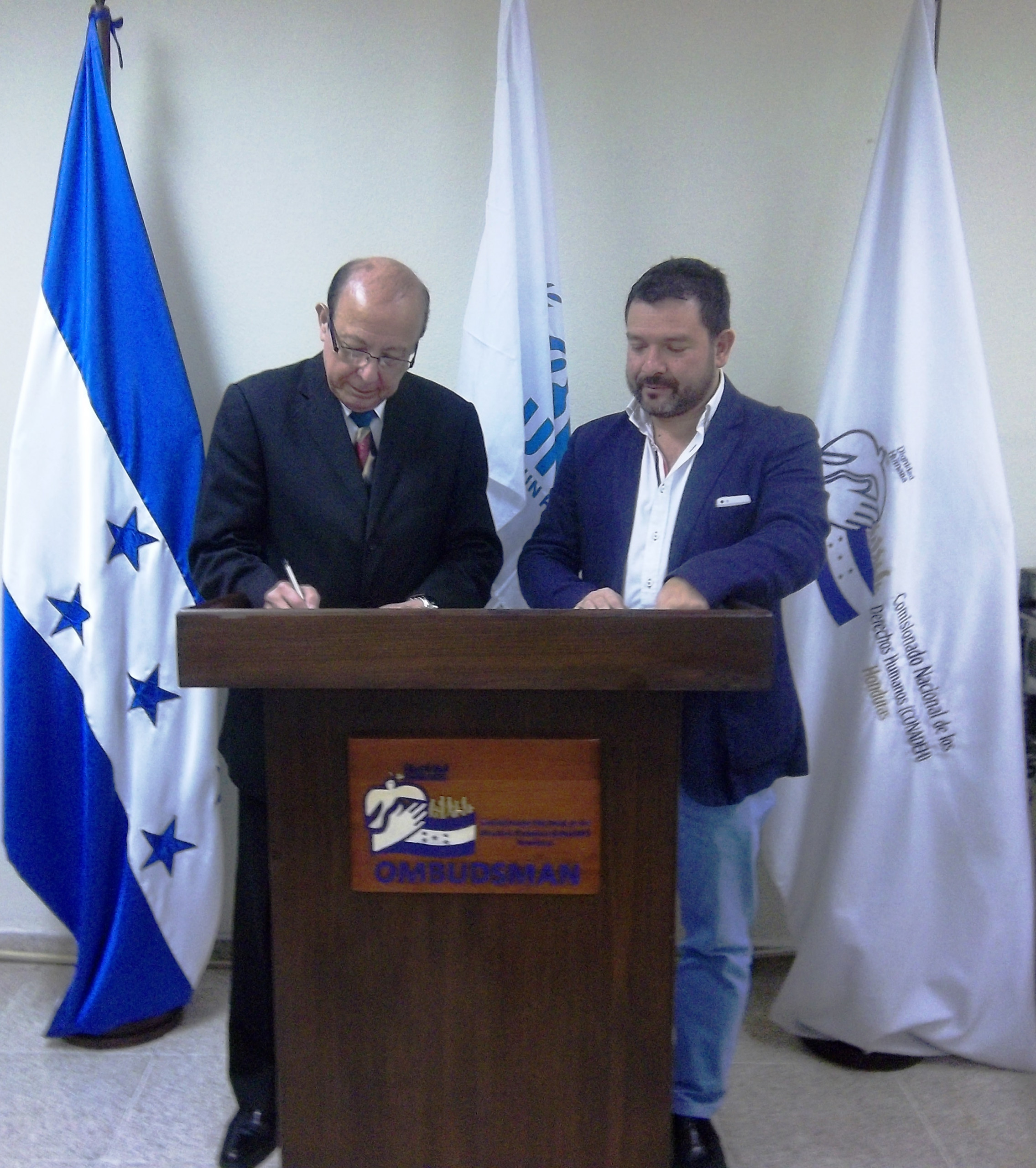 FOTO TITULAR DELCONADEH Y JEFE DE LA OFICINA DE ACNUR EN HONDURAS ANDRES CELIS