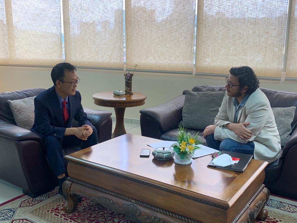 Embajador y Luis Embajador Shim Jae Hyun, explicando cómo Corea del Sur dió el salto tecnológico cuando priorizó la educación, la ciencia y la tecnología en la década de los 70's.