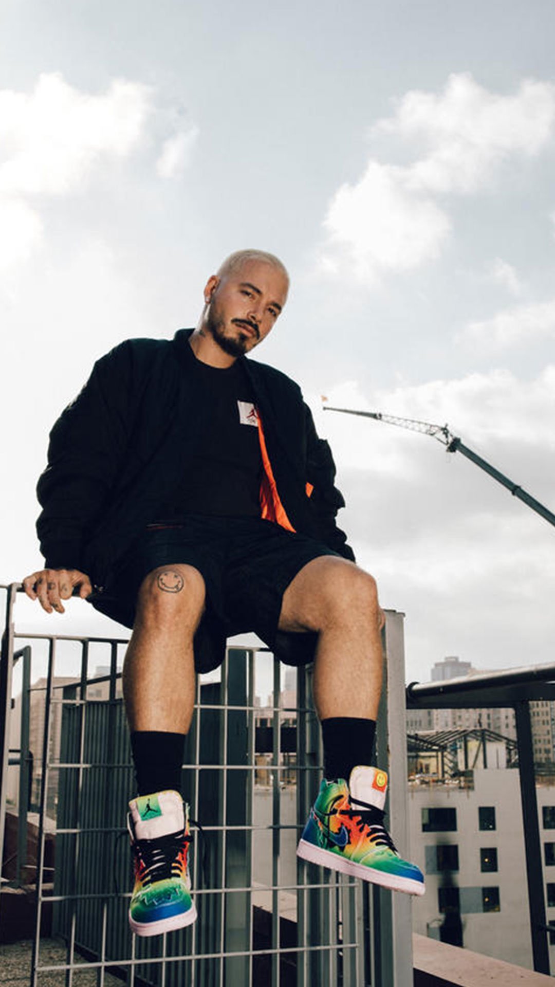 Air Jordan I x J Balvin 6 Jordan I Love Sneakers J Balvin vistiendo sus Air Jordan 1