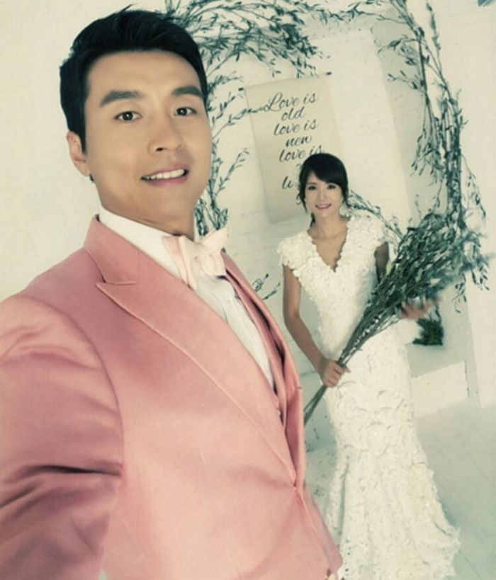 Lee Dong Gook and His Wife Pose for Their 10Year Anniversary Wedding