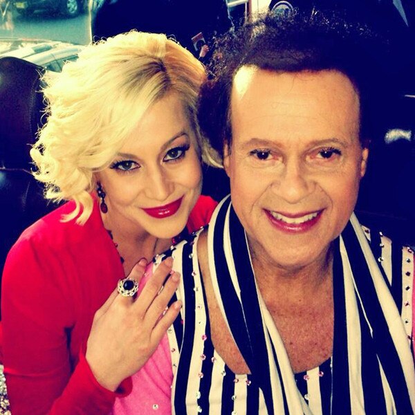 Watch Kellie Pickler's Performance at the Thanksgiving Parade!