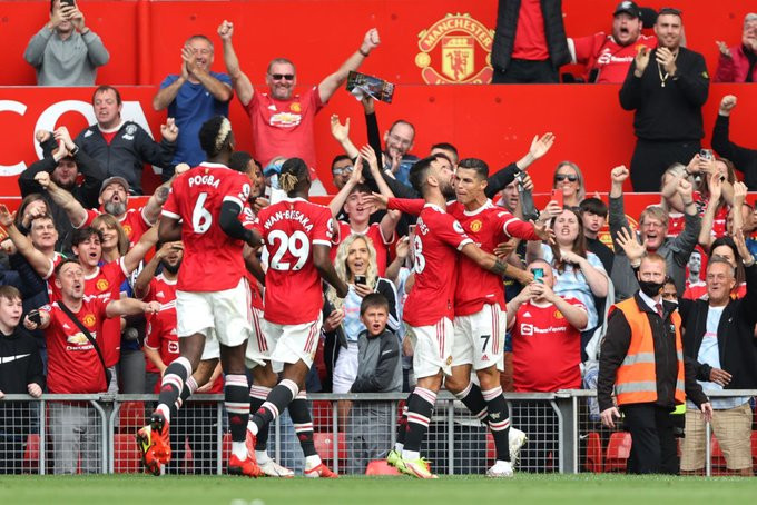 Cristiano Ronaldo scores twice on his return to Manchester United in 4-1 win over Newcastle (photos/video)