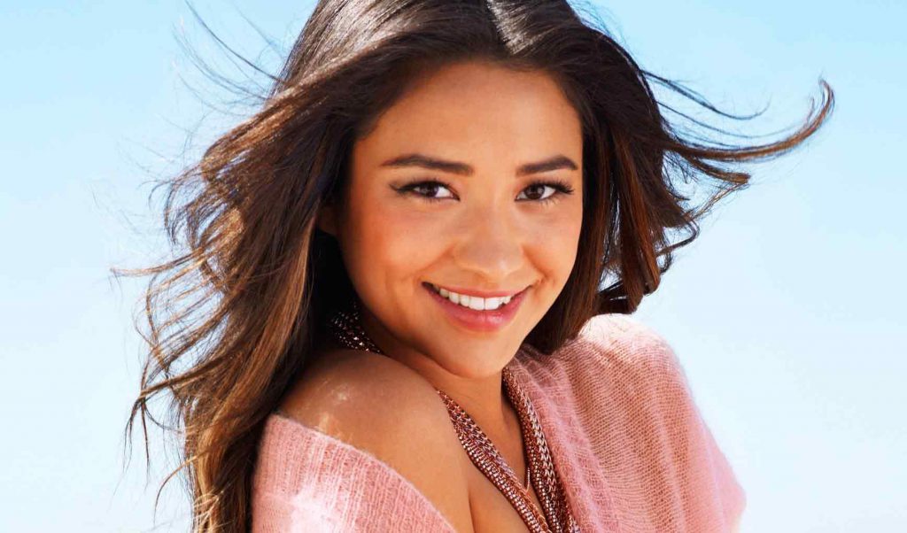 Shay Mitchell Bio, Net Worth, Height, Boyfriend, Body, Affair, Married