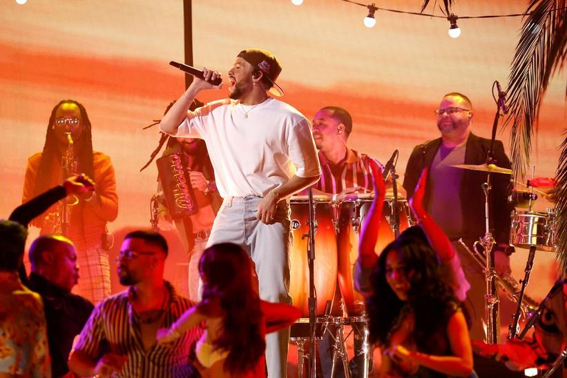 Bad Bunny trae el calor con la interpretación de dos canciones de 'Un