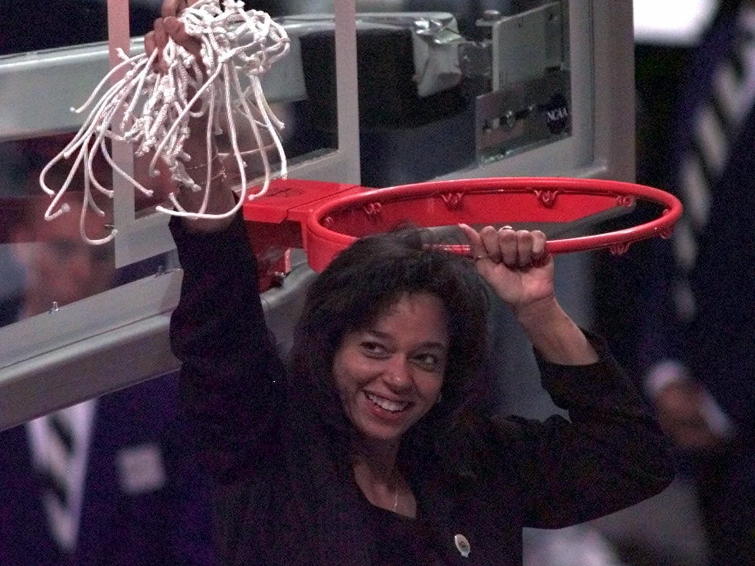 Carolyn Peck enters the Women’s Basketball Hall of Fame a pioneer for