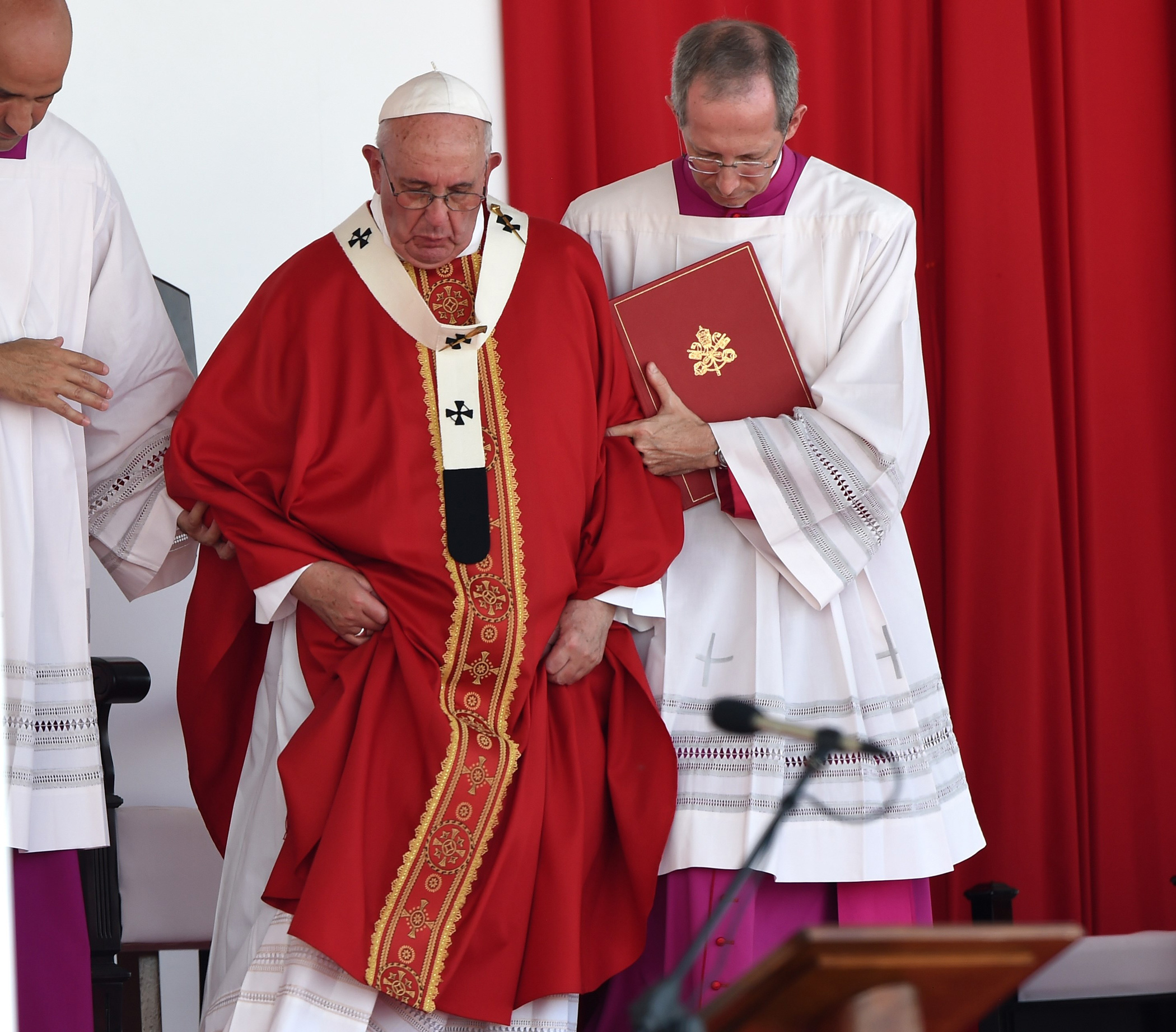 Pope Francis U.S. Visit Meaning Behind the Pope's Clothes Time