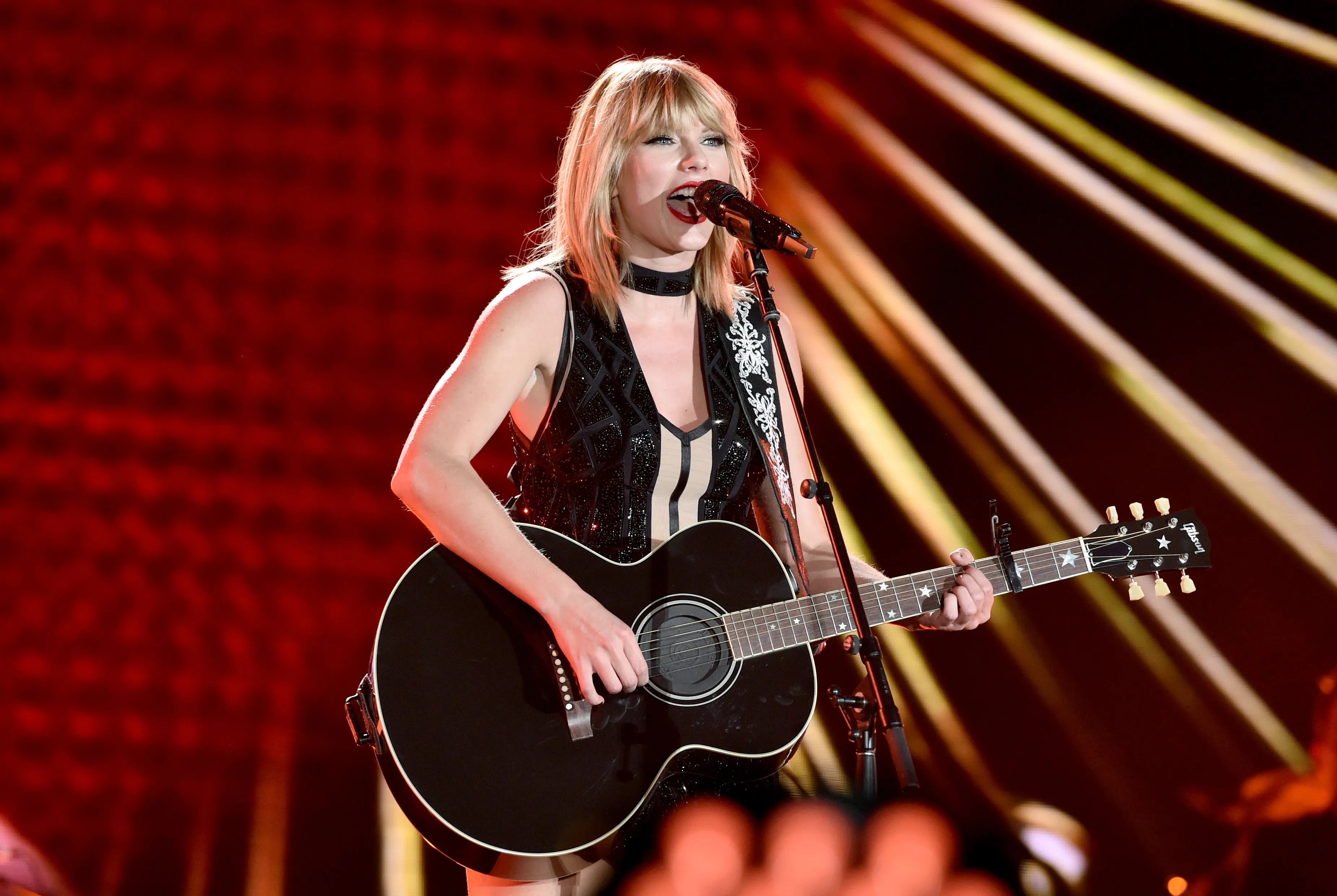 Watch Taylor Swift Perform "I Don't Want to Live Forever" at Concert in