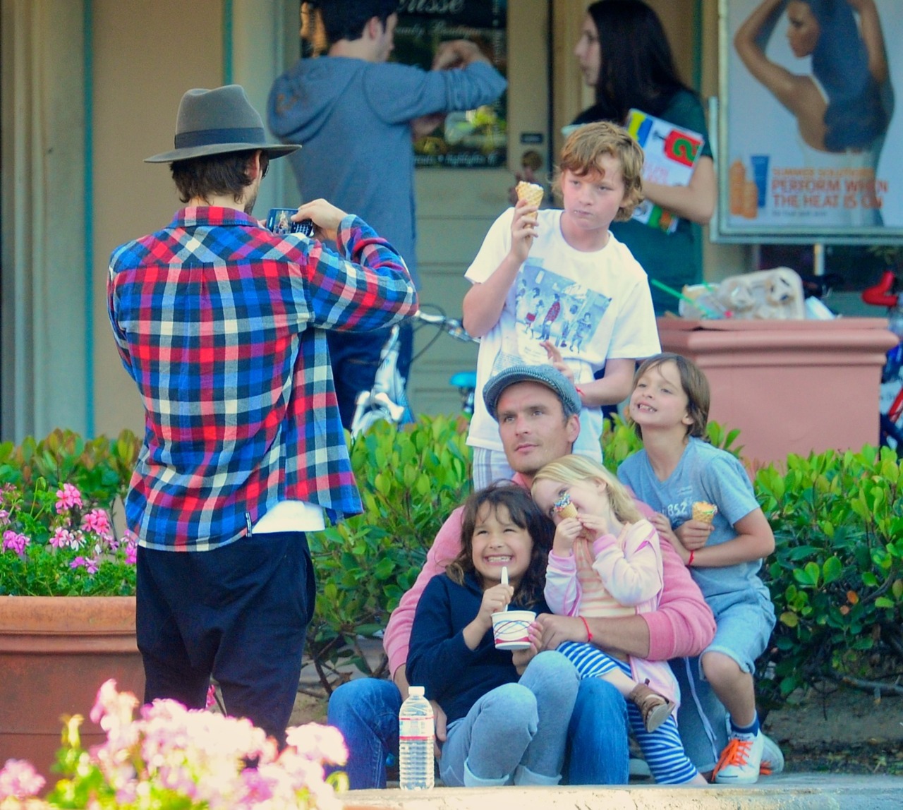 29/05/2011 Jared Leto in Malibu with Balthazar Getty’s children