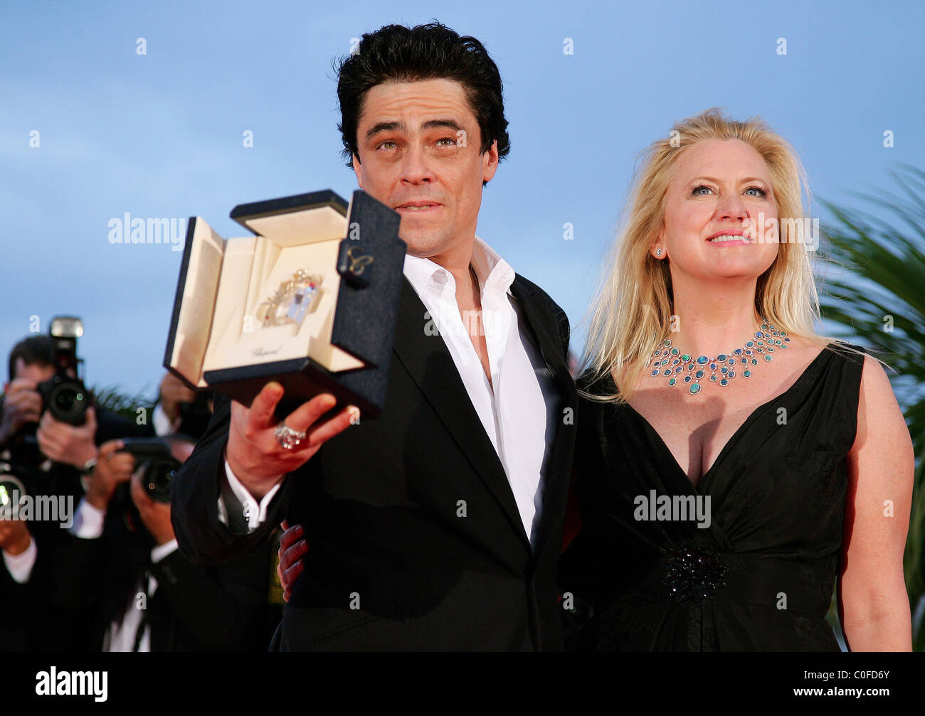 Benicio Del Toro for Best Actor for the movie 'Che' with his wife The