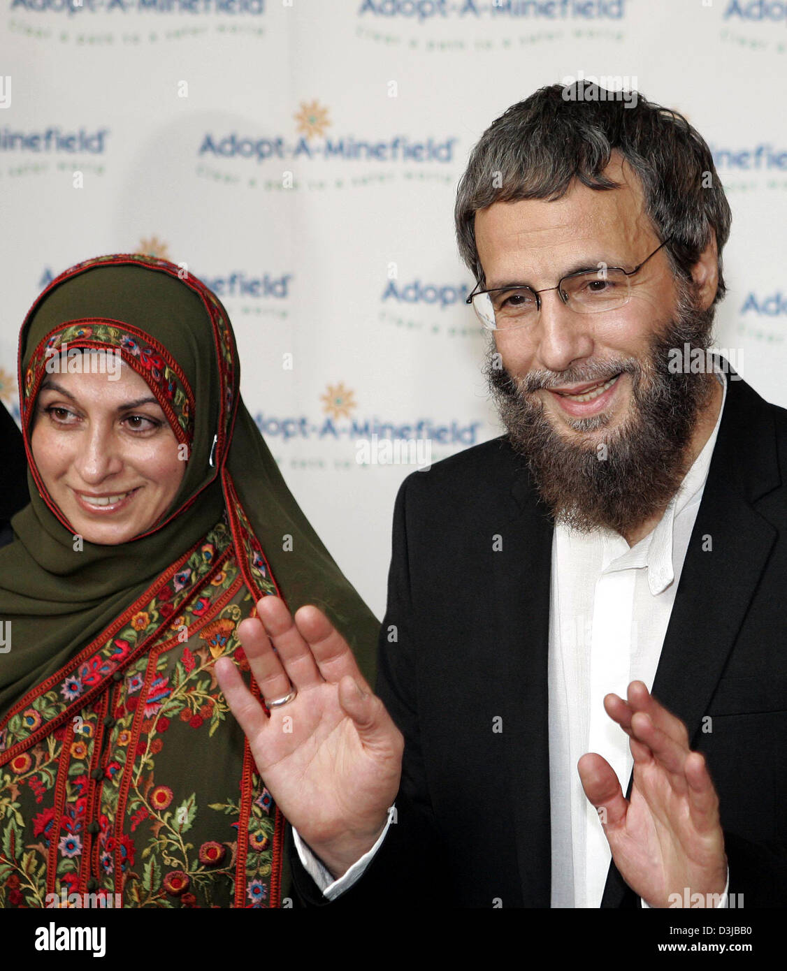 (dpa) Pop singer Yusuf Islam (formerly known as Cat stevens) and his