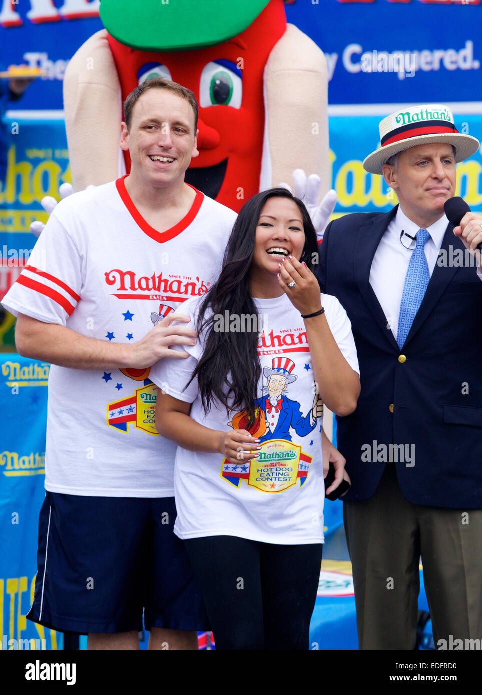 Competitive eaterJoey Chestnut proposes to his girlfriend Neslie Ricasa