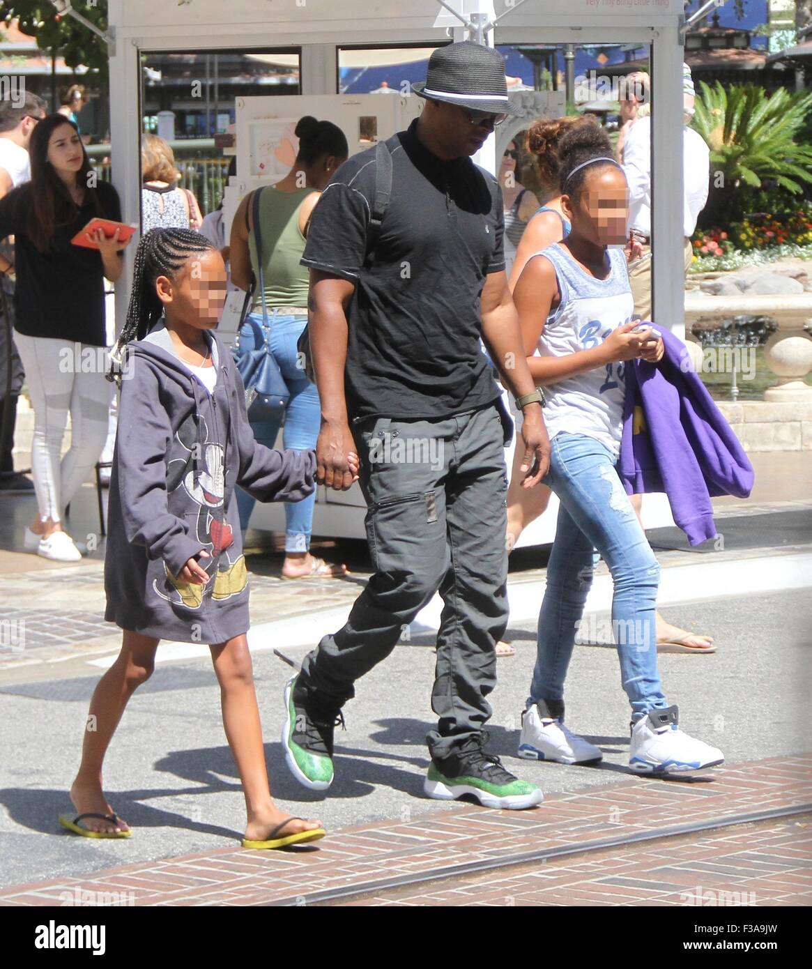 Damon Wayans takes his two daughters Cara and Kyla shopping at The