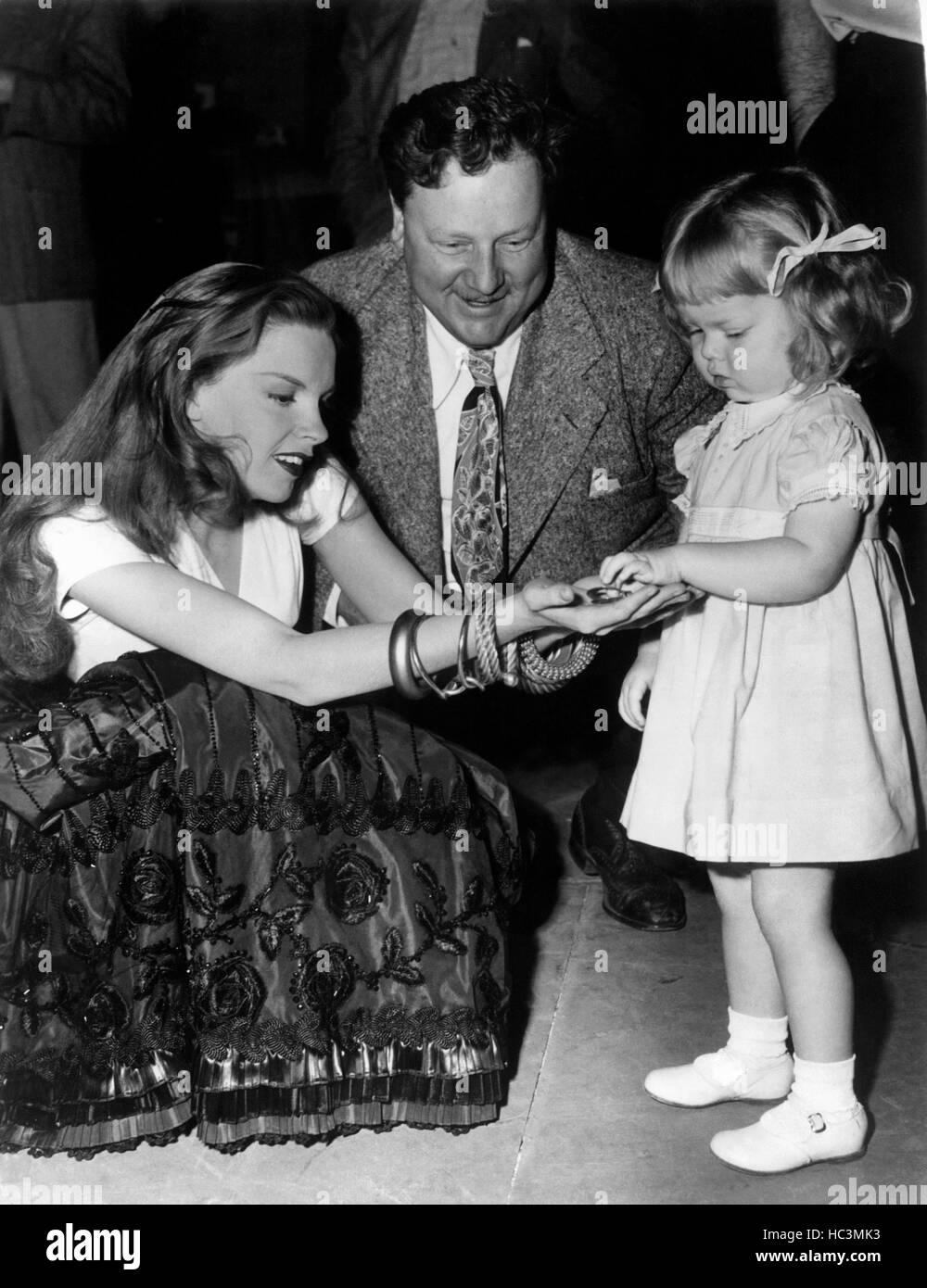 THE PIRATE, Judy Garland on set with Walter Slezak and his daughter