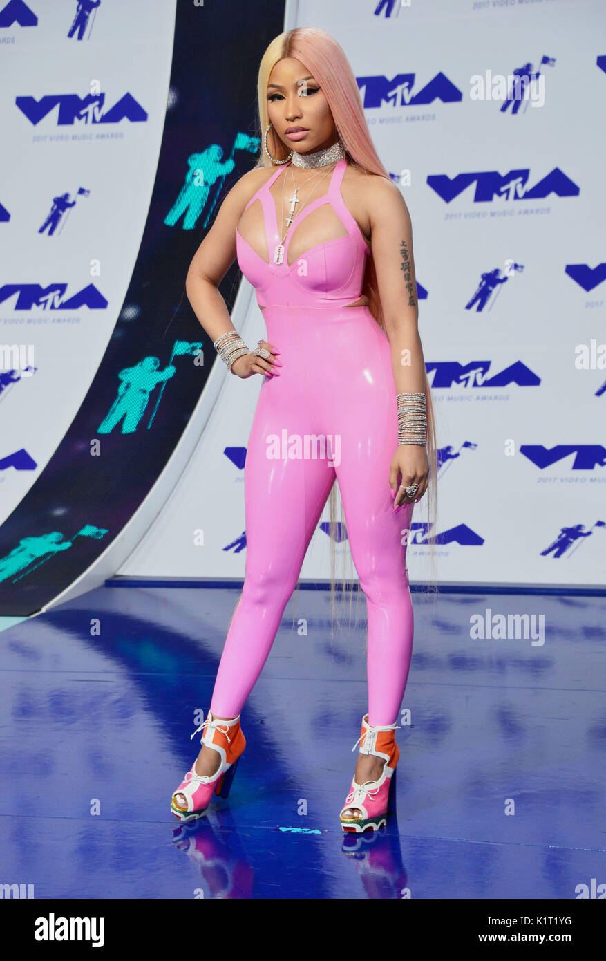 a Nicki Minaj 044 arriving at the MTV VMA 2017 ( Music Awards ) at
