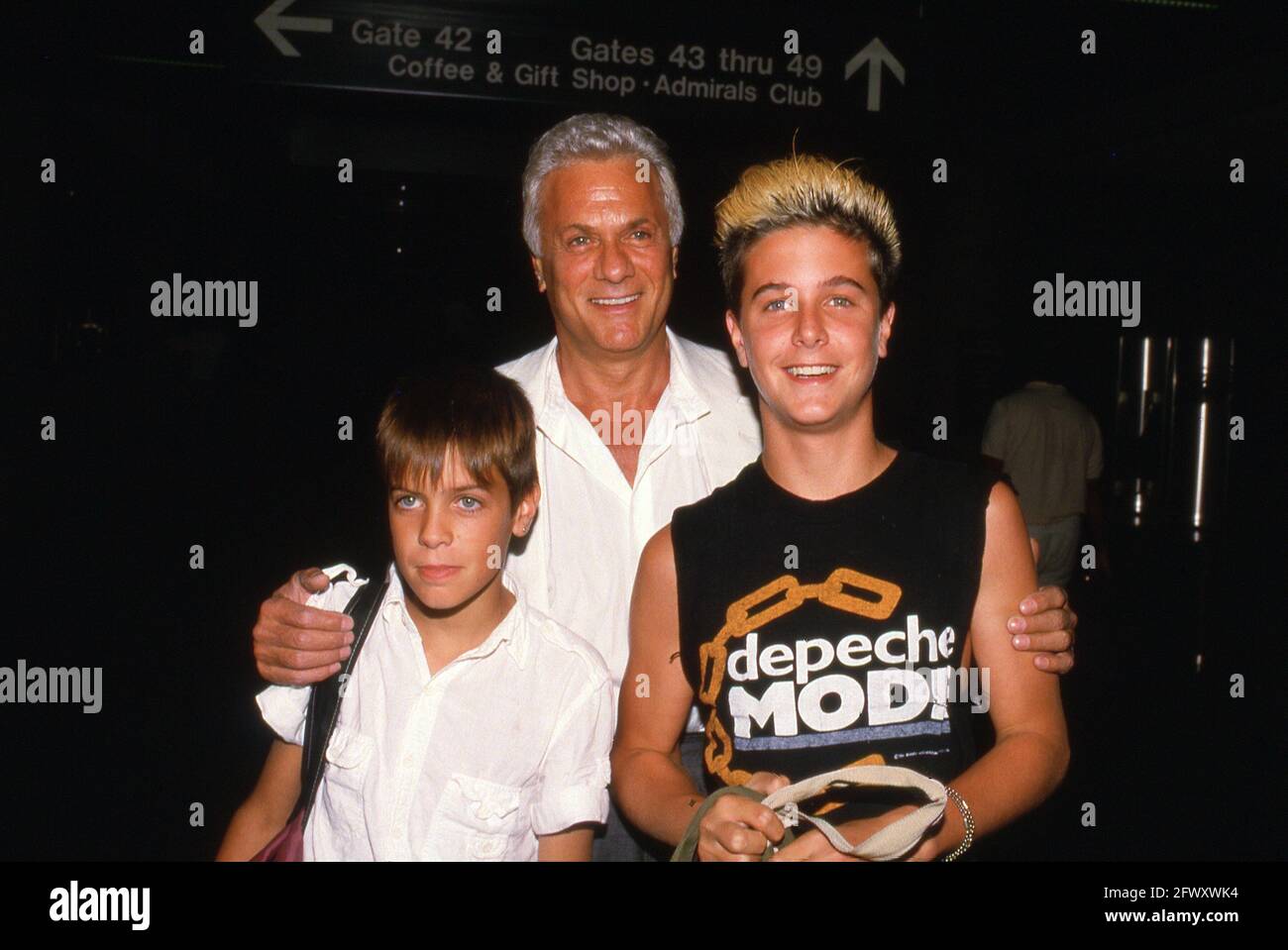 Tony Curtis y sus hijos Nicholas y Benjamín 1985 Crédito Ralph