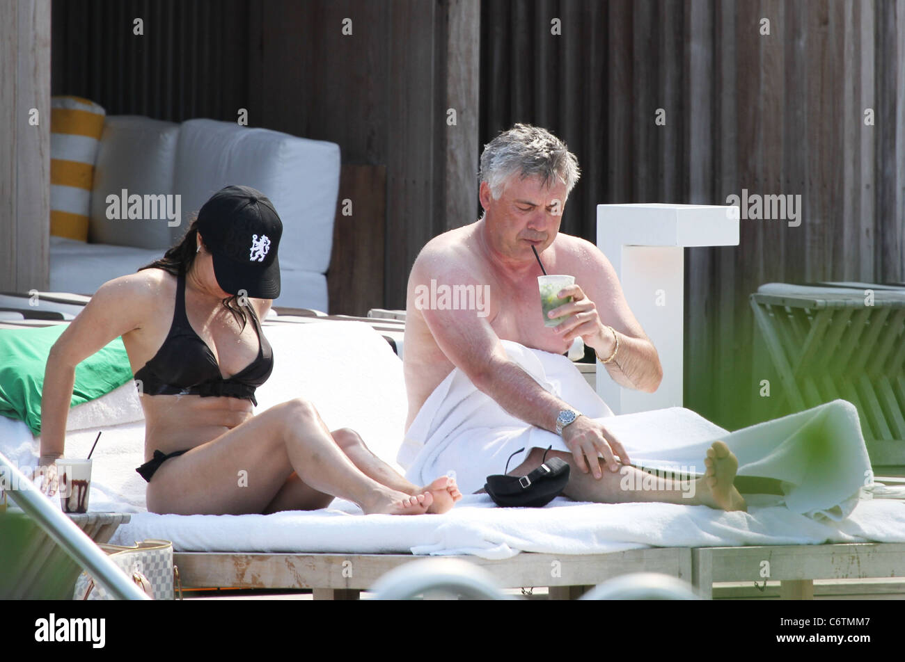 Chelsea FC manager Carlo Ancelotti y novia Marina Cretu relajándose en