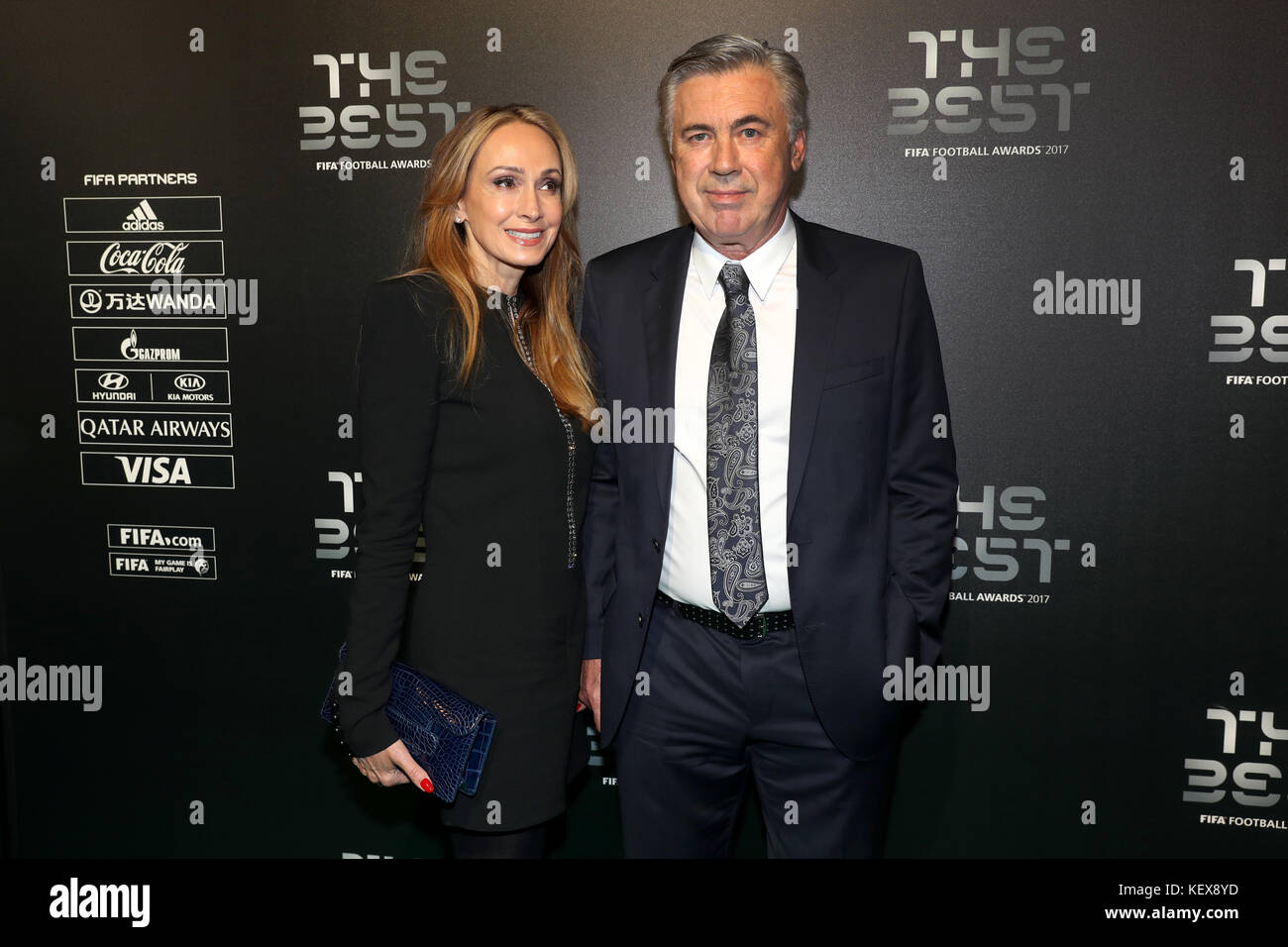 Carlo ancelotti et mariann barrena mcclay durant la meilleur fifa