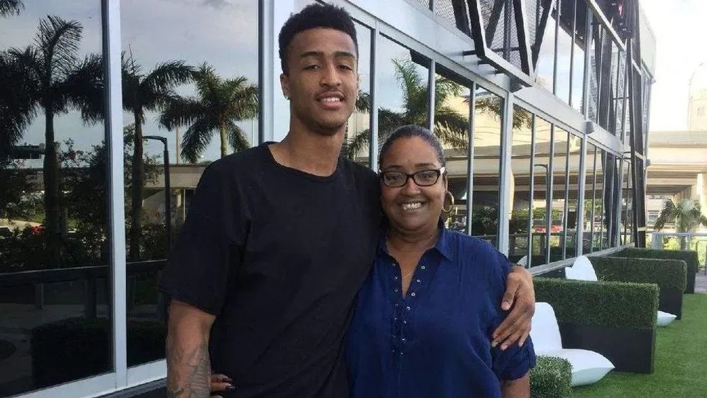 NBA prospect Collins stands tall with Mom by his side WPEC