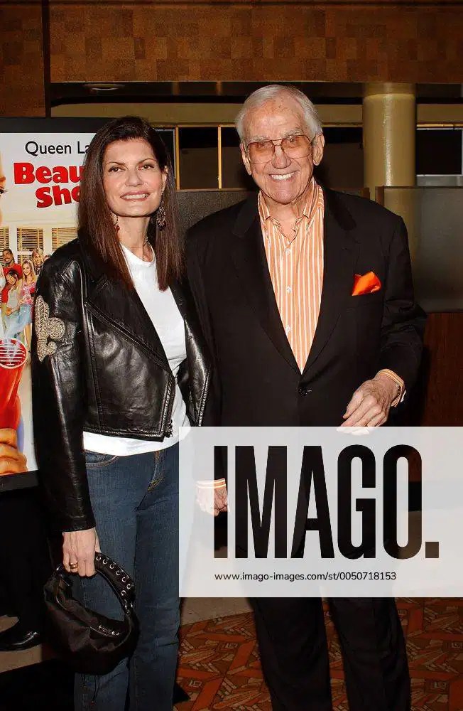 Schauspieler Ed McMahon hält Händchen mit Ehefrau Pam Hurn (beide USA) anlässlich der Weltpremier