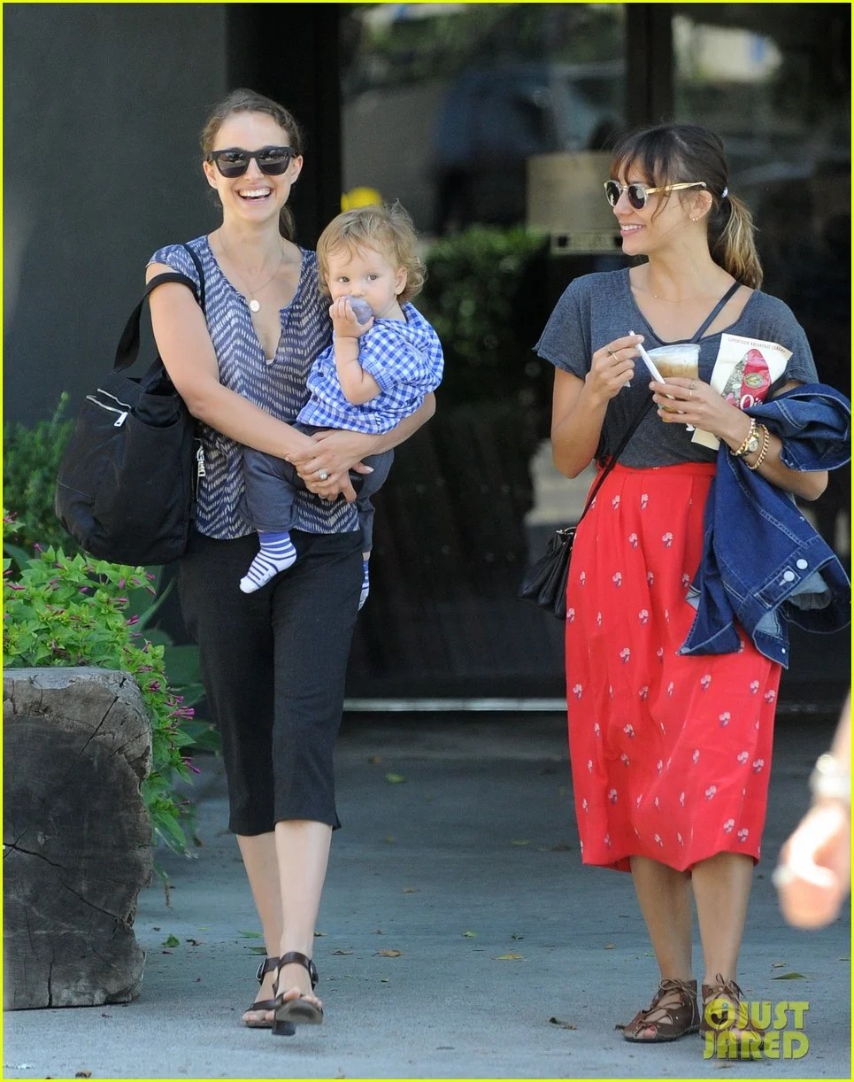 Natalie Portman & Aleph Akasha Lunch with Rashida Jones! Photo