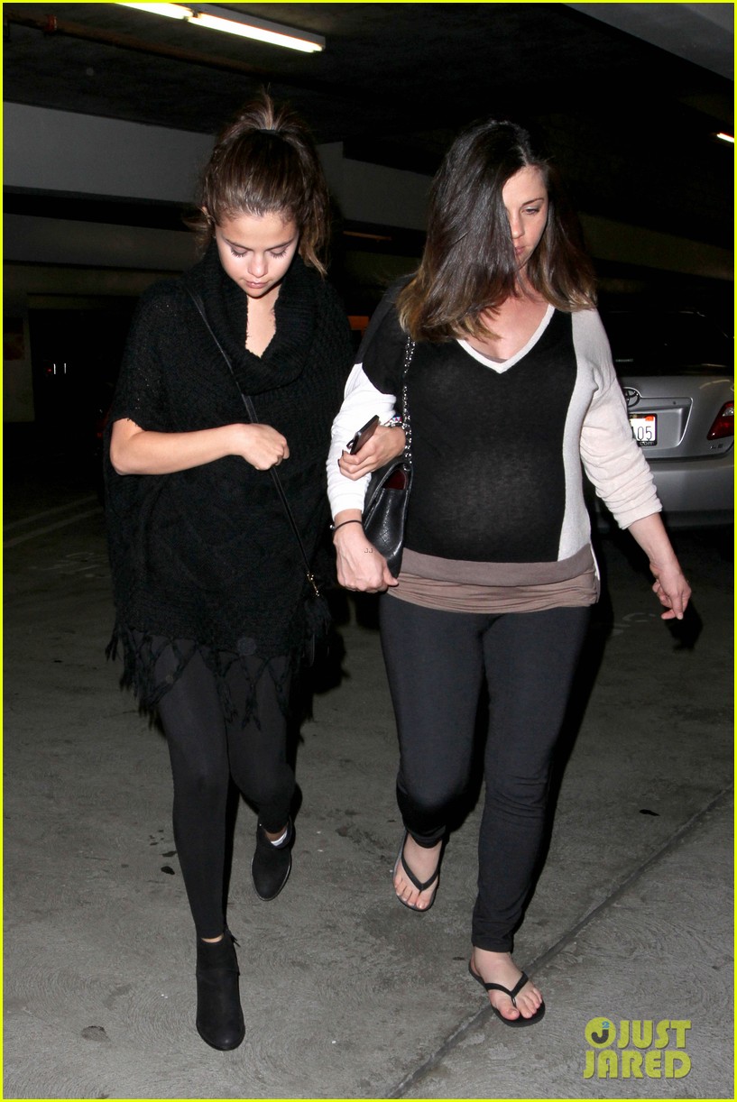 Selena Gomez Movie Date with Pregnant Mom Mandy! Photo 2883392