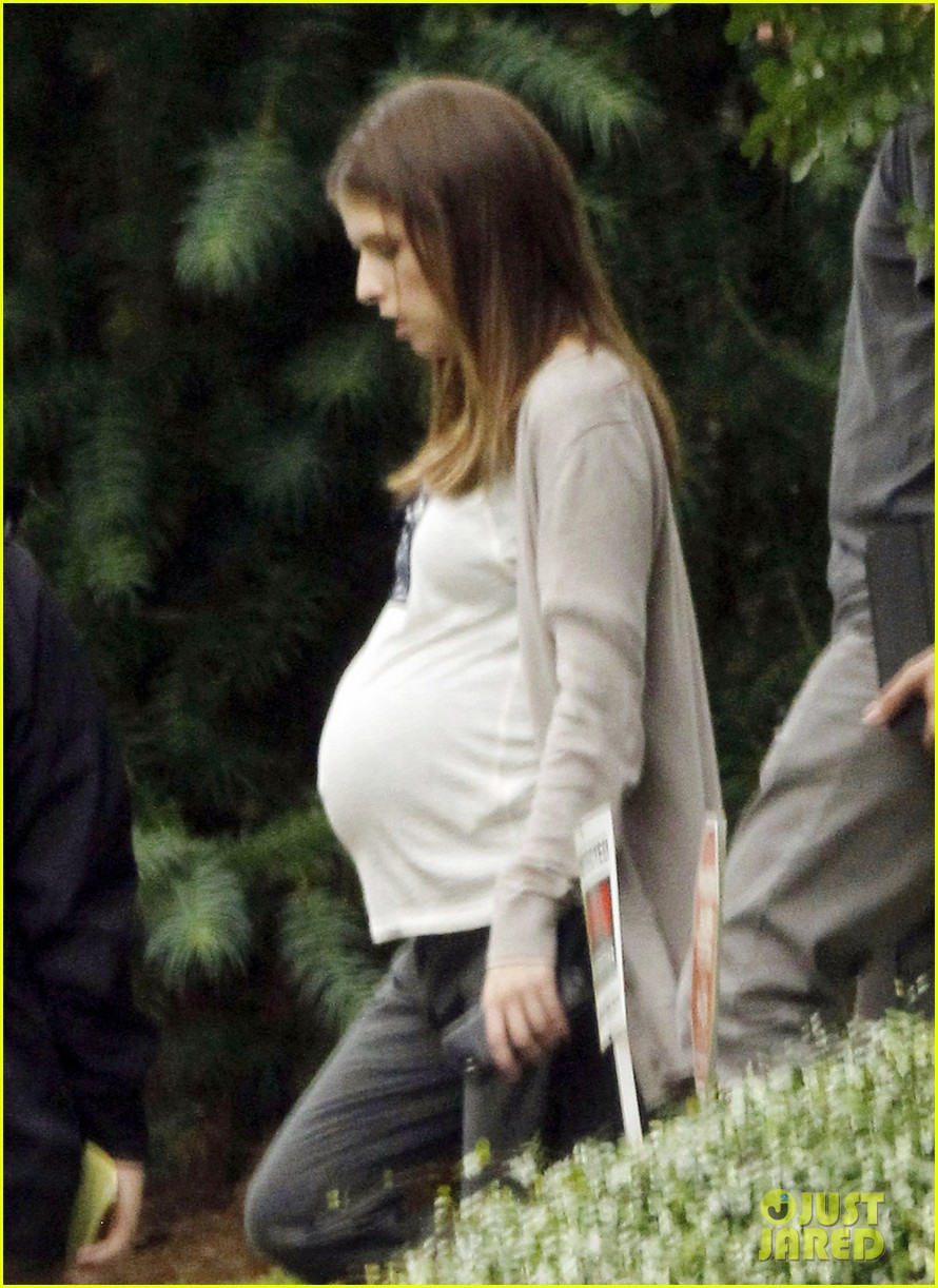 Anna Kendrick Spotted with a Baby Bump on Set of 'The Hollars'! Photo