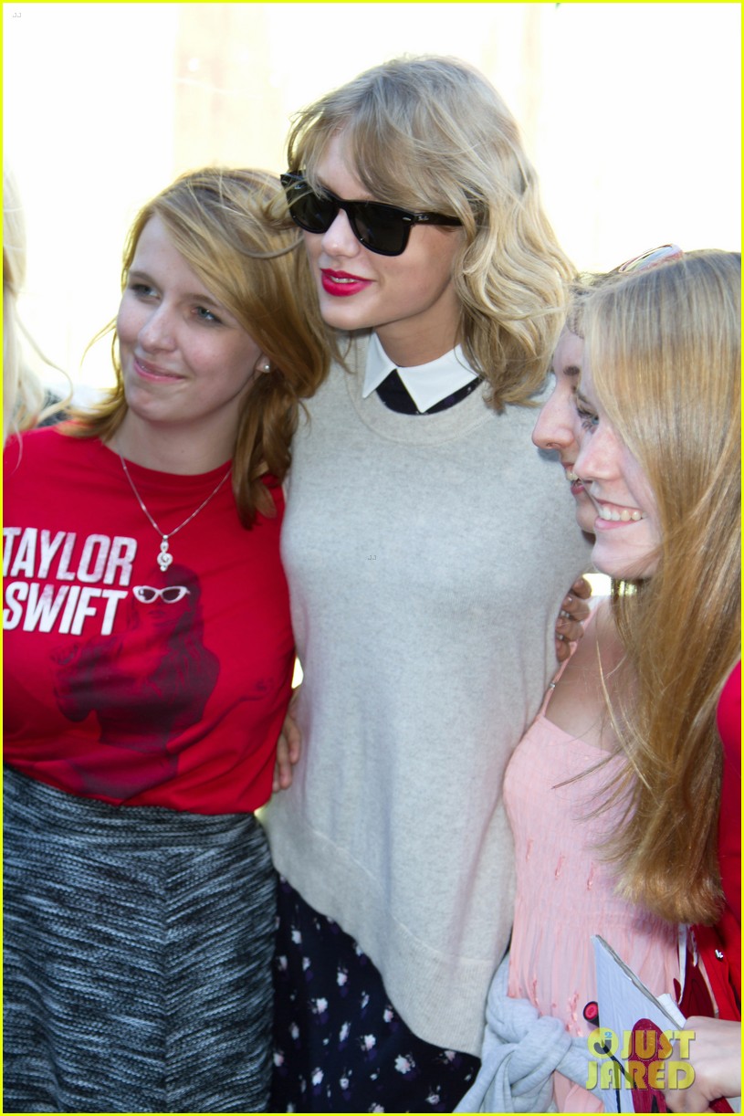 Taylor Swift Stops For Fans in Germany Photo 3190121 Taylor Swift