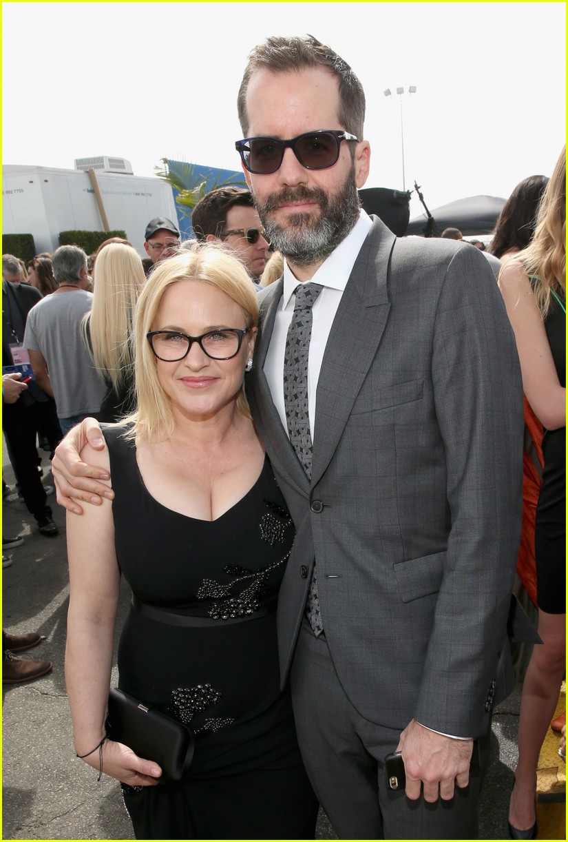 Jennifer Jason Leigh & Patricia Arquette Present at Spirit Awards 2016