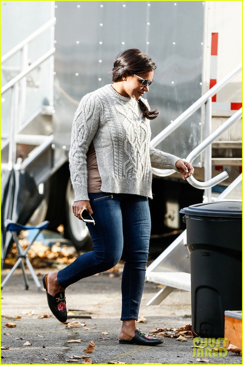 Photo rihanna sandra bullock and anne hathaway stay warm during oceans