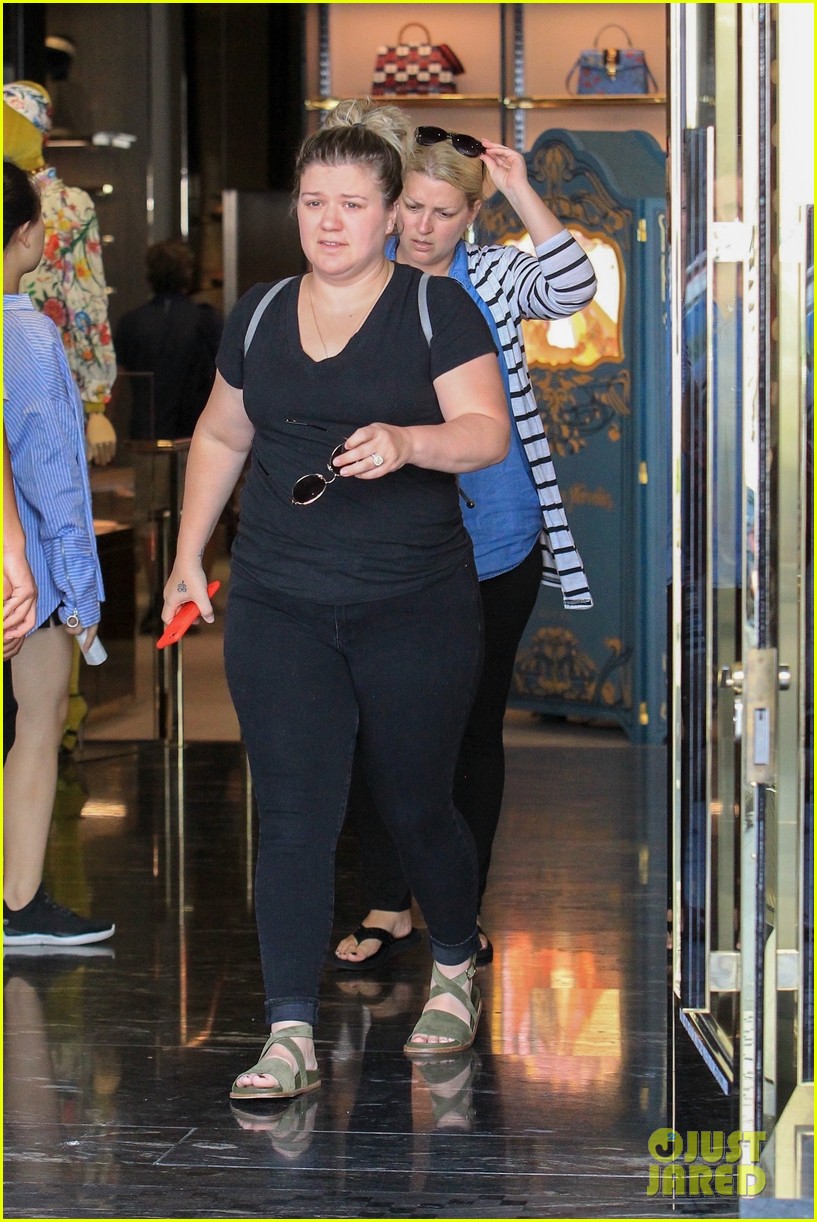 Kelly Clarkson Has Fun with Photographers in Beverly Hills! Photo