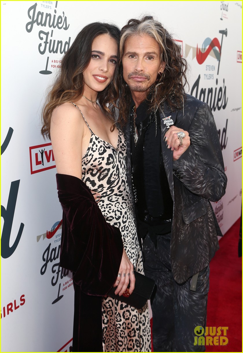 Steven Tyler & Girlfriend Aimee Preston Share a Smooch at Grammy