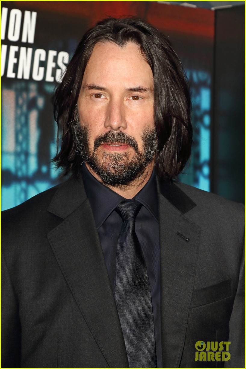 Photo keanu reeves steps out for john wick chapter 3 premiere in