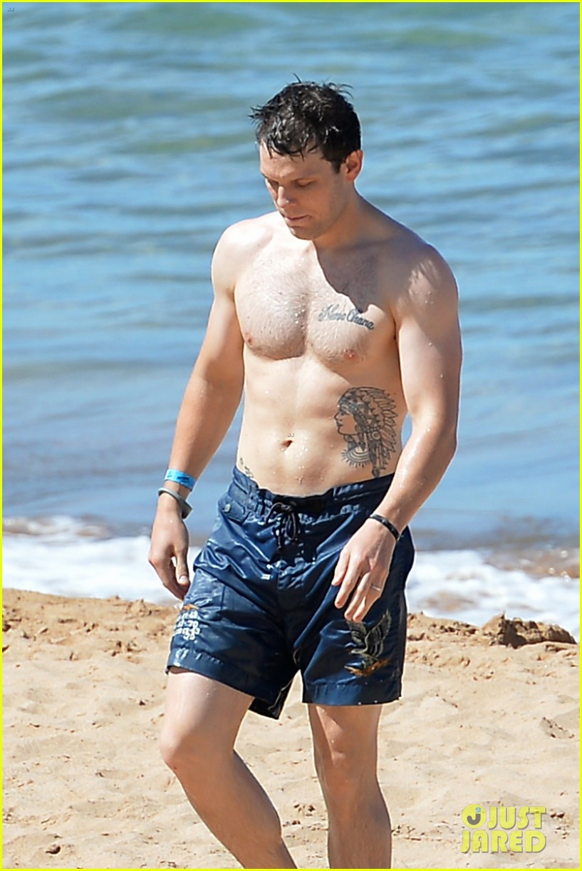 Jake Lacy Looks So Hot While Shirtless at the Beach in Hawaii! Photo