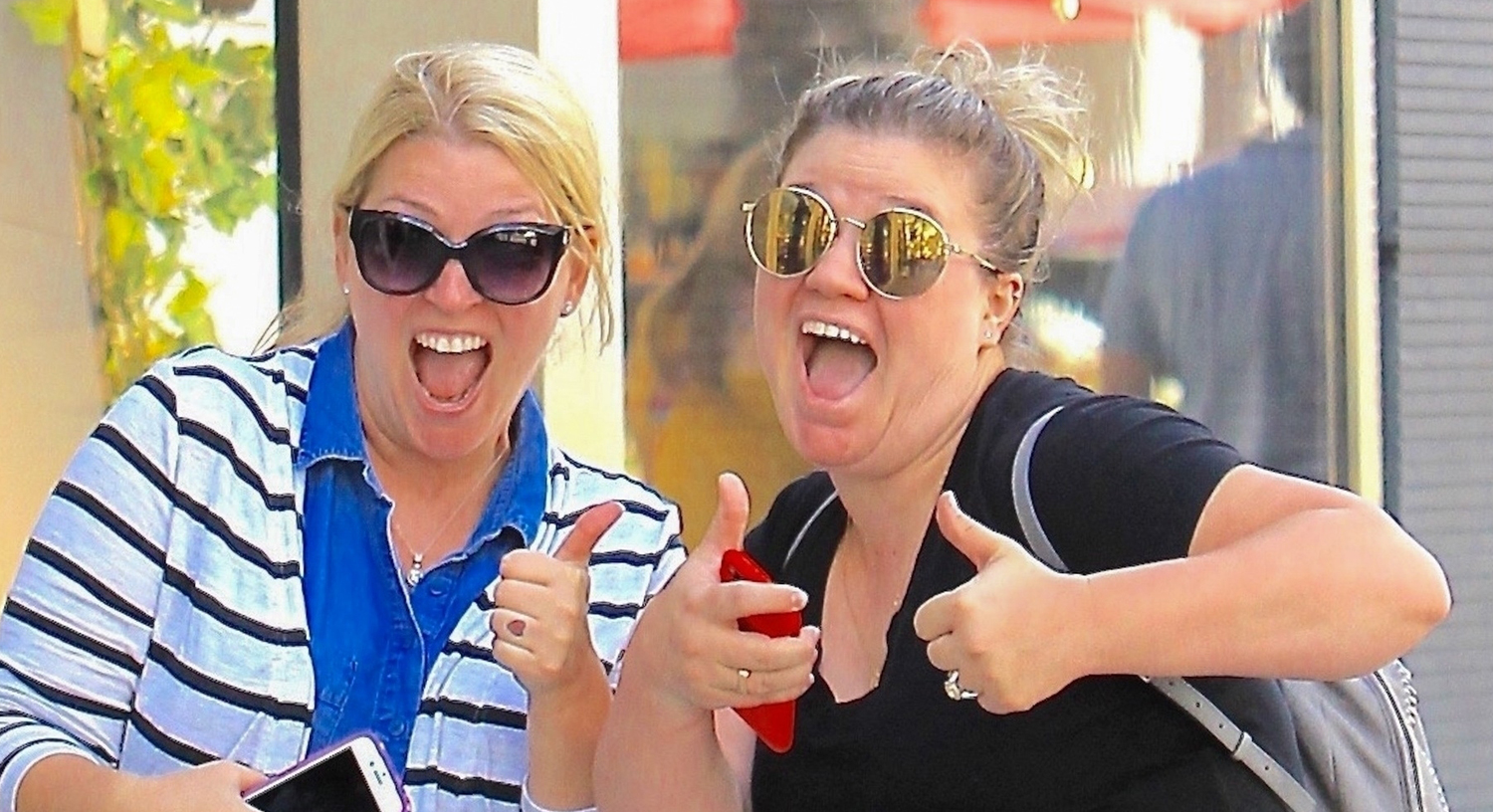 Kelly Clarkson Has Fun with Photographers in Beverly Hills! Kelly