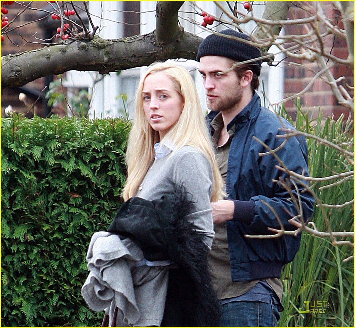 Robert Pattinson Strolls with Sister Photo 353379 Photo Gallery