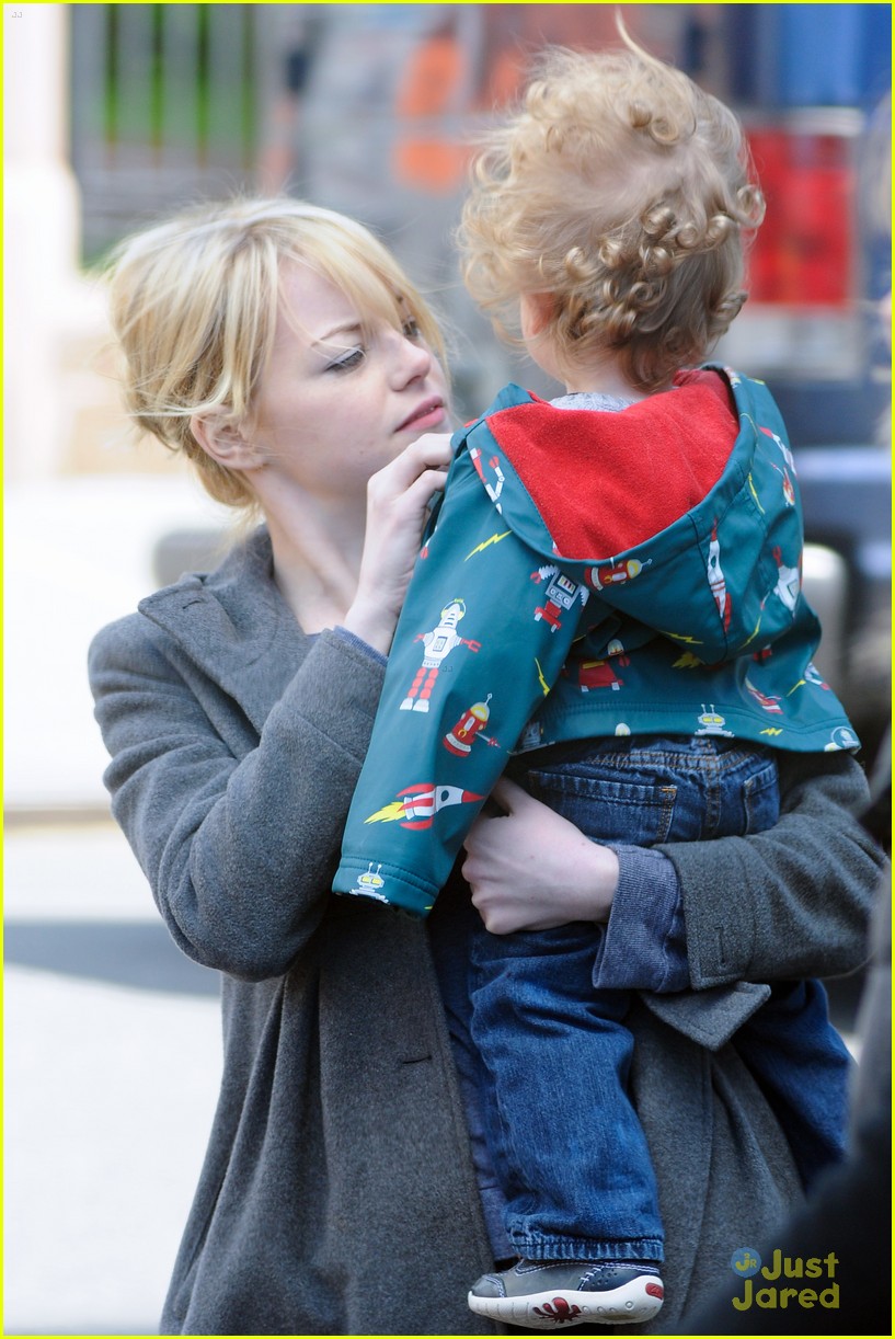 Emma Stone & Andrew Garfield The 'Amazing' Baby Sitters Photo 470550