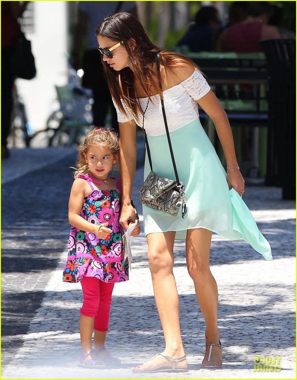 Adriana Lima Family Lunch with Valentina & Sienna! Photo 2929636