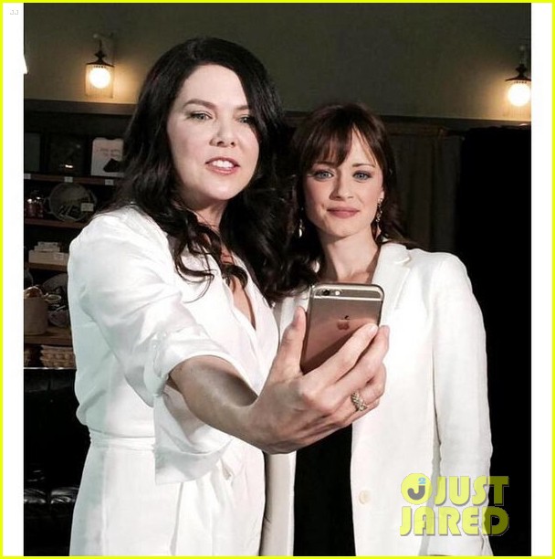 Lauren Graham's Two TV Daughters Meet For the First Time! Photo