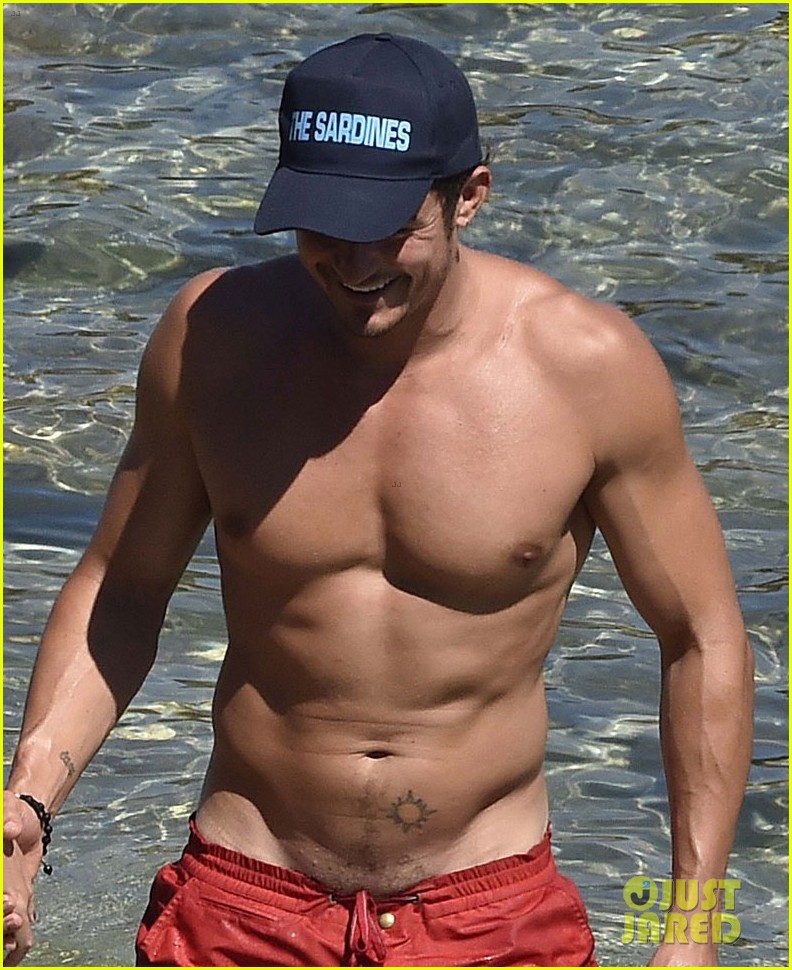 Orlando Bloom Bares Butt, Flaunts PDA with Katy Perry in New Beach