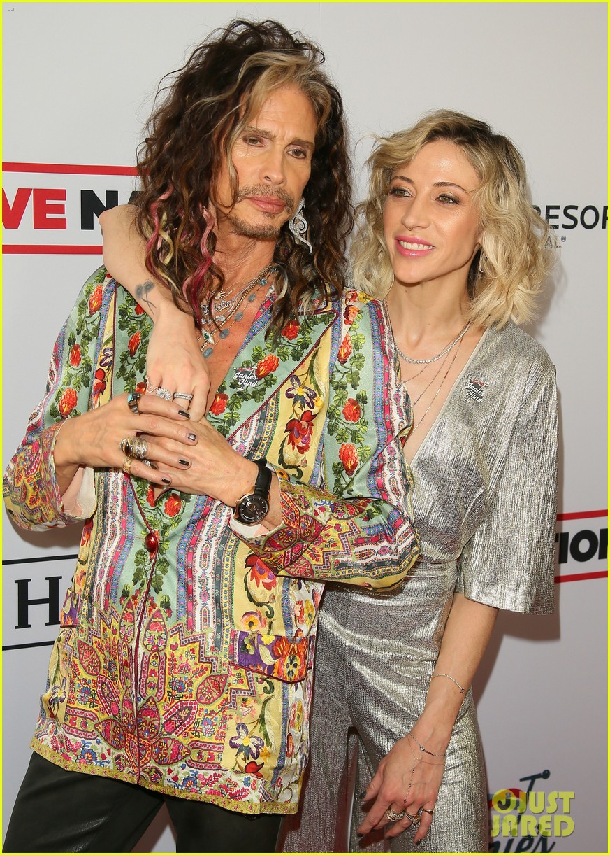 Steven Tyler & Girlfriend Aimee Preston Share Kiss at Grammy Awards