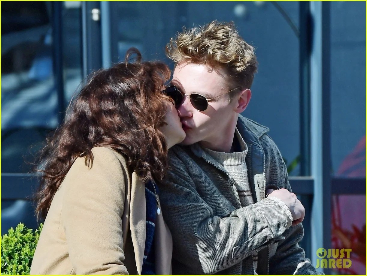 British Actors Olivia Cooke & Ben Hardy Are Dating See the Kissing Photos! Photo 4451039