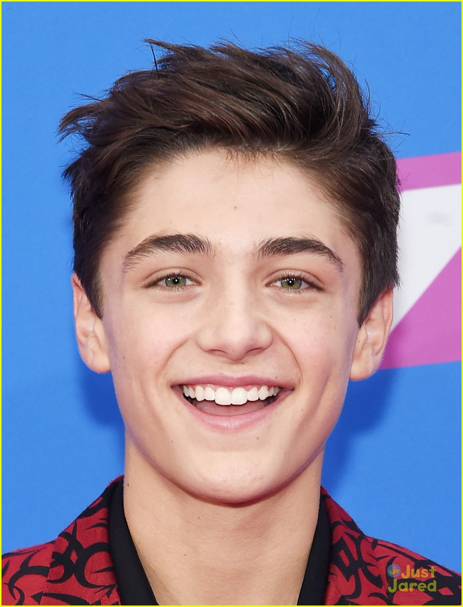 Asher Angel Rocks Red Suit For MTV VMAs 2018 Photo 1179647 Photo