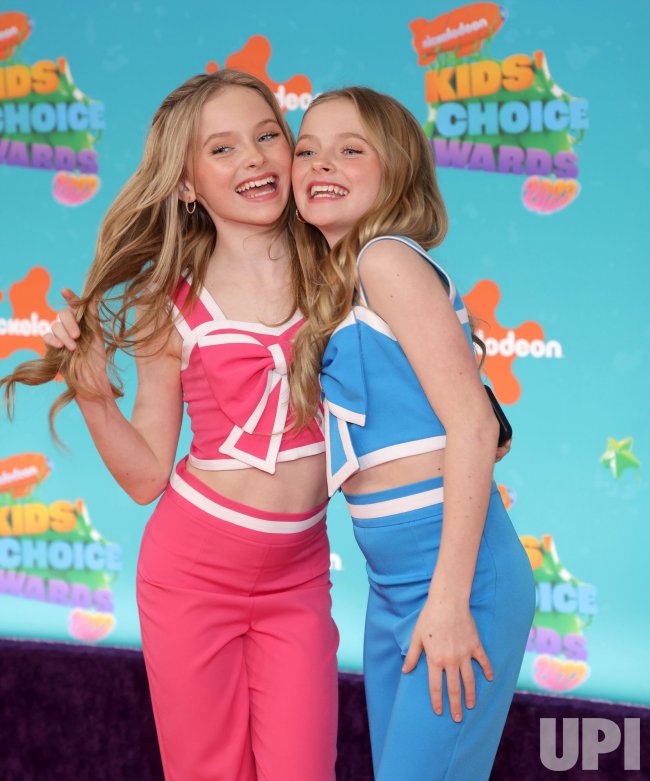 Photo Ella Allan and Mia Allen Attend the Kids' Choice Awards in Los