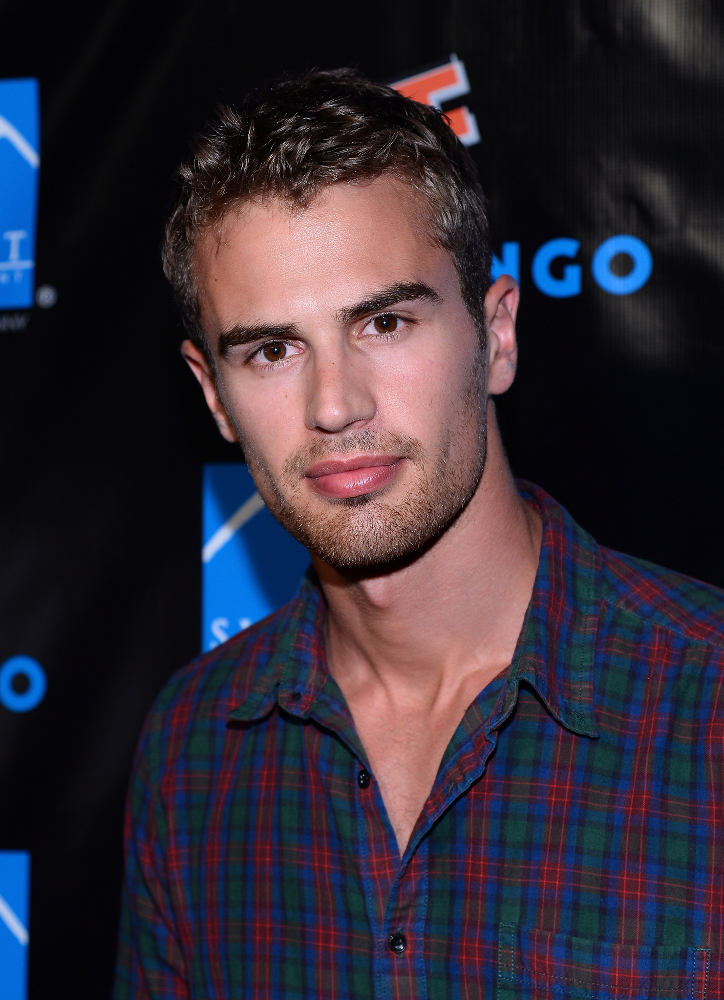 Theo James photo 489314