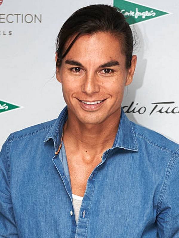 Compare Julio Iglesias Jr. height, weight, eyes, hair color with other