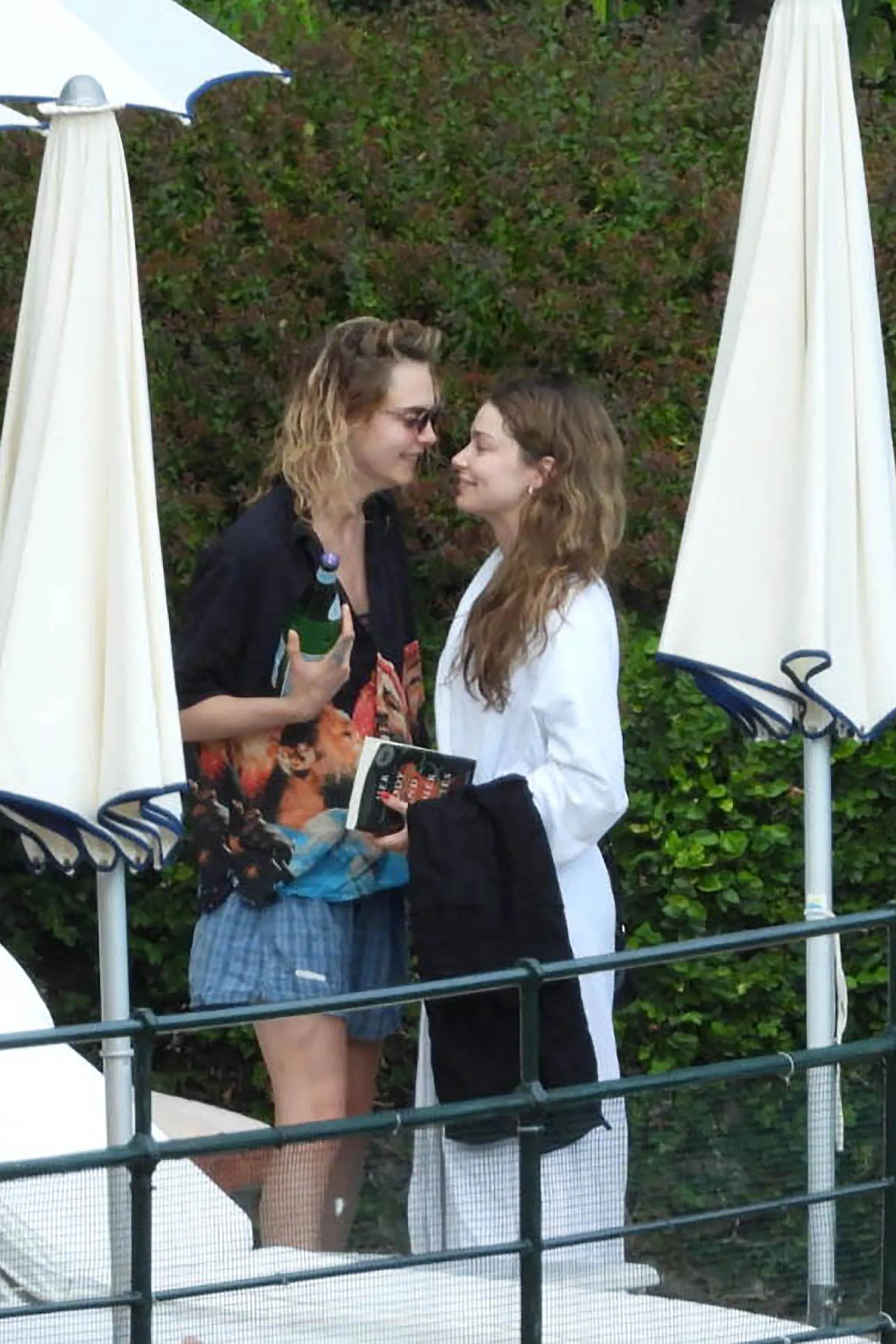 Cara Delevingne ha un nuovo amore. Chi è Leah Mason (e cosa legge