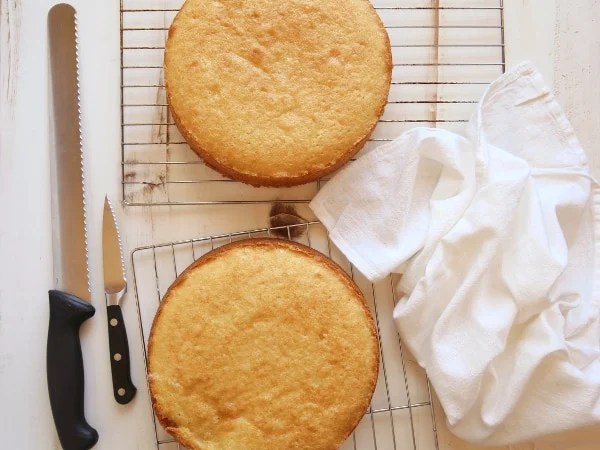 How to Cut Cake Without It Crumbling