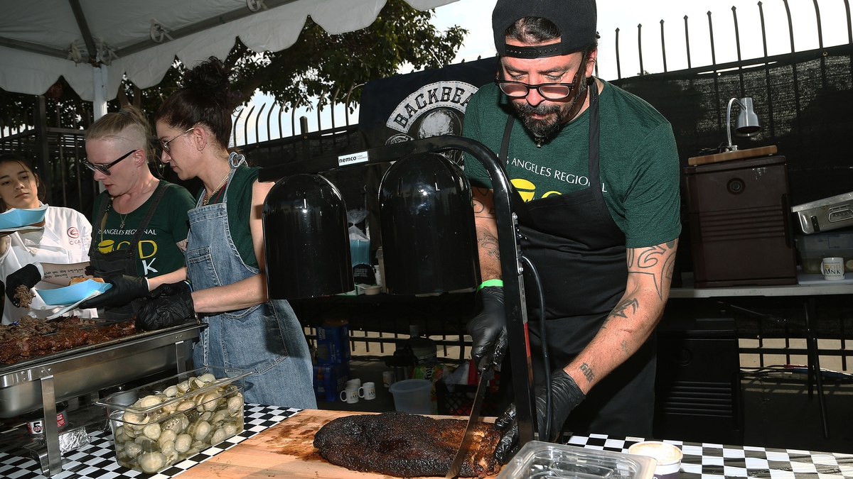 Dave Grohl Serves BBQ to 500 People at LA Homeless Shelter