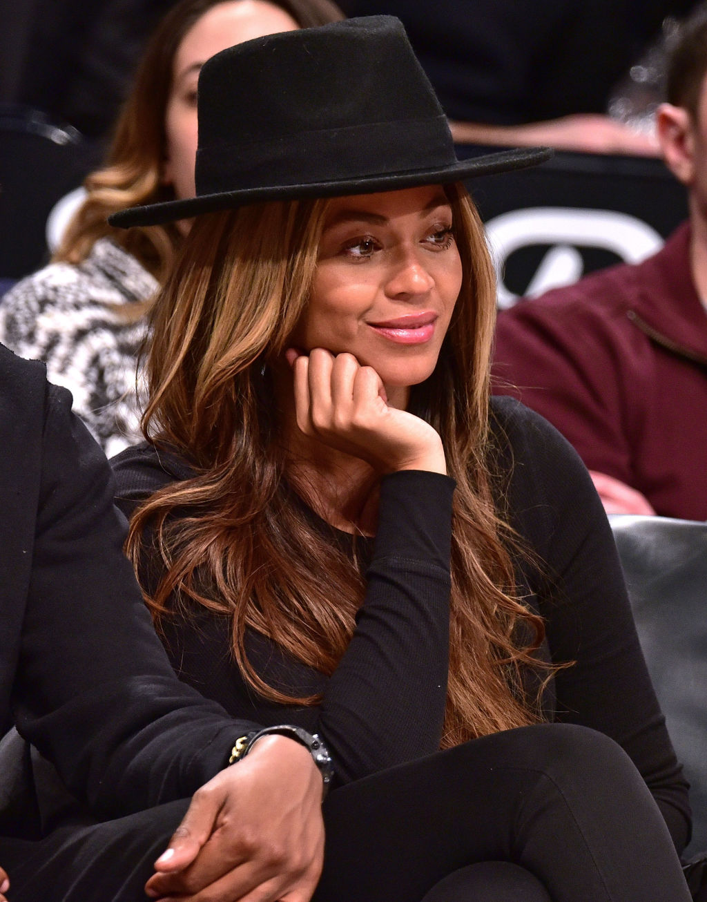 Beyoncé wears a big hat